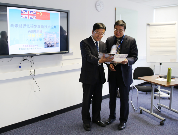 2李晋平副校长与英国剑桥国际管理学院王胜明博士介绍我校情况.jpg