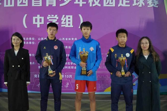 人们站在一起 AI 生成的内容可能不正确。