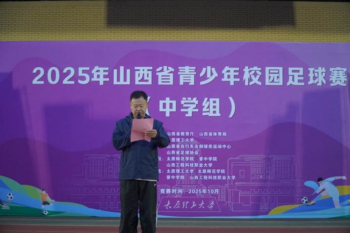 人站在台上 AI 生成的内容可能不正确。